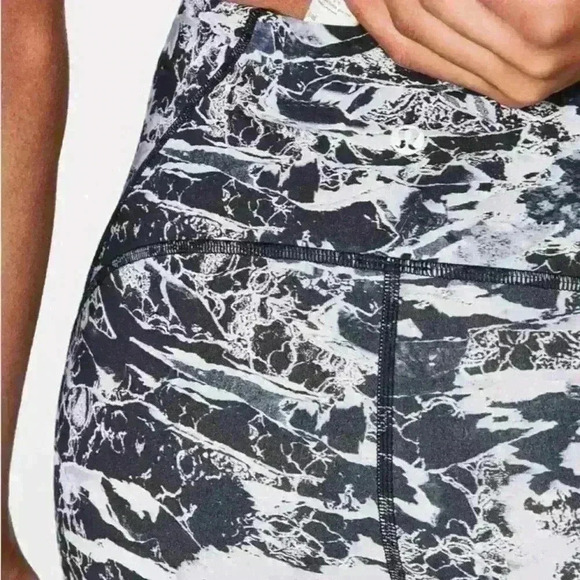 Lululemon Train Times 7/8  Pant (25" )
Interlaced Starlight Black / Black - Picture 5 of 10